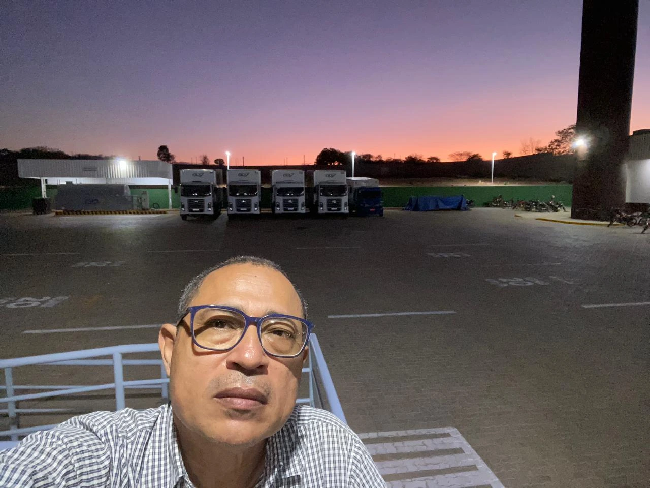 Pátio operacional com caminhões