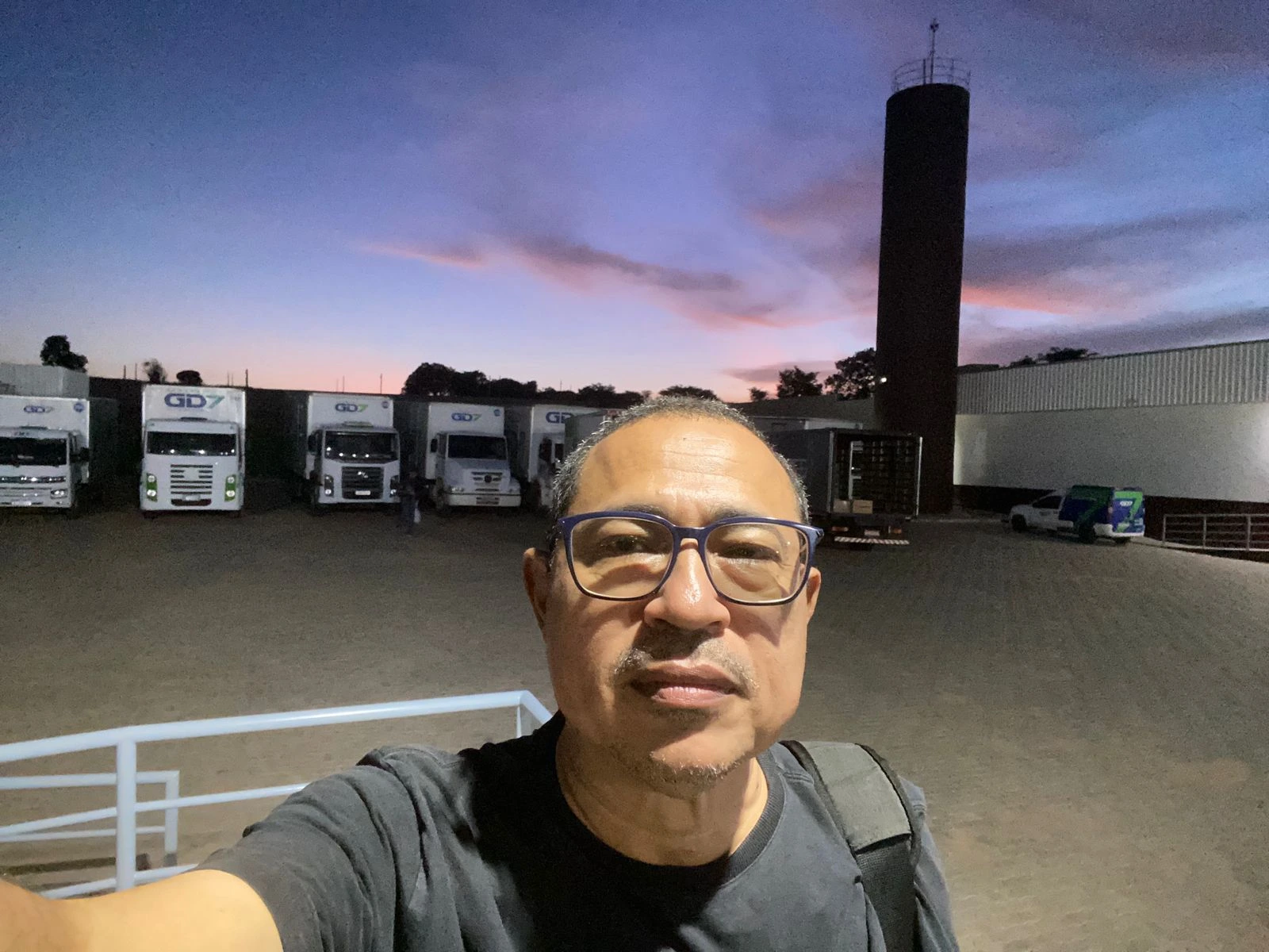 Área externa da operação logística ao entardecer